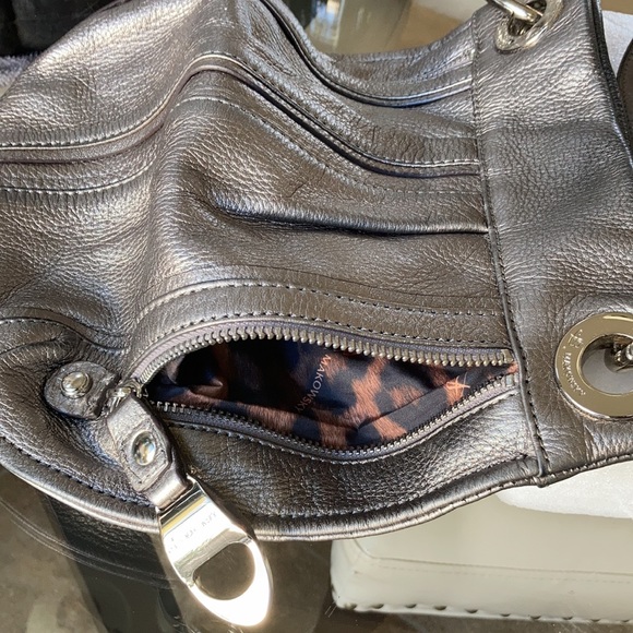 B. MAKOWSKY crossbody gray metallic silver leather bag - Picture 8 of 12